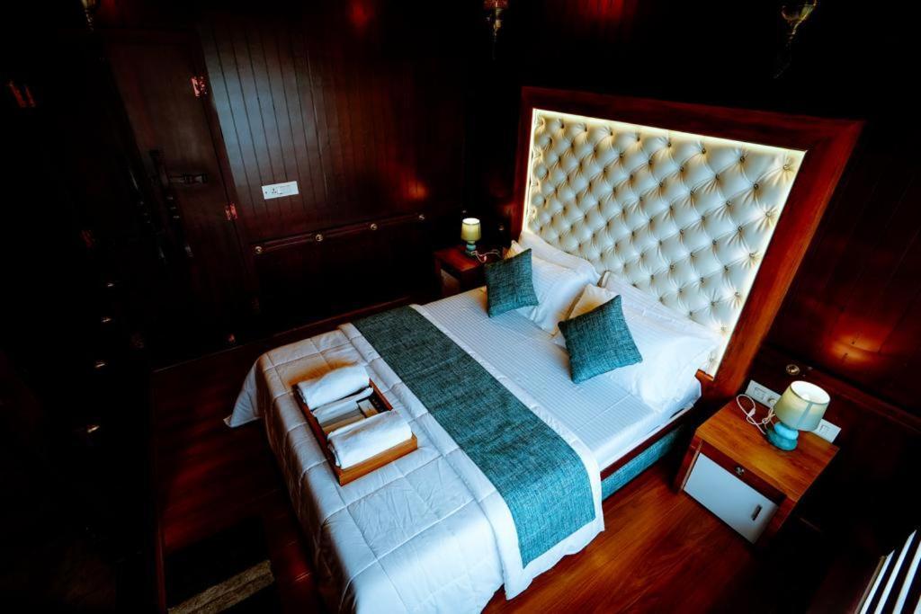 Hotel Why Not Houseboat Alappuzha Exterior foto